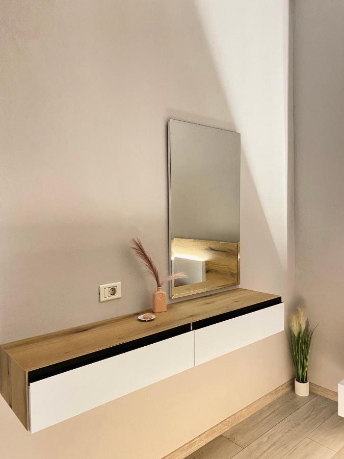 Newly Renovated One Bedroom Apartment In Tirana Exterior foto